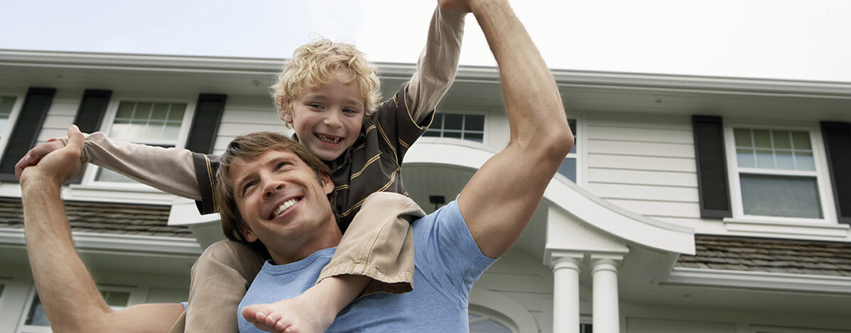 dad holding daughter on shoulders
